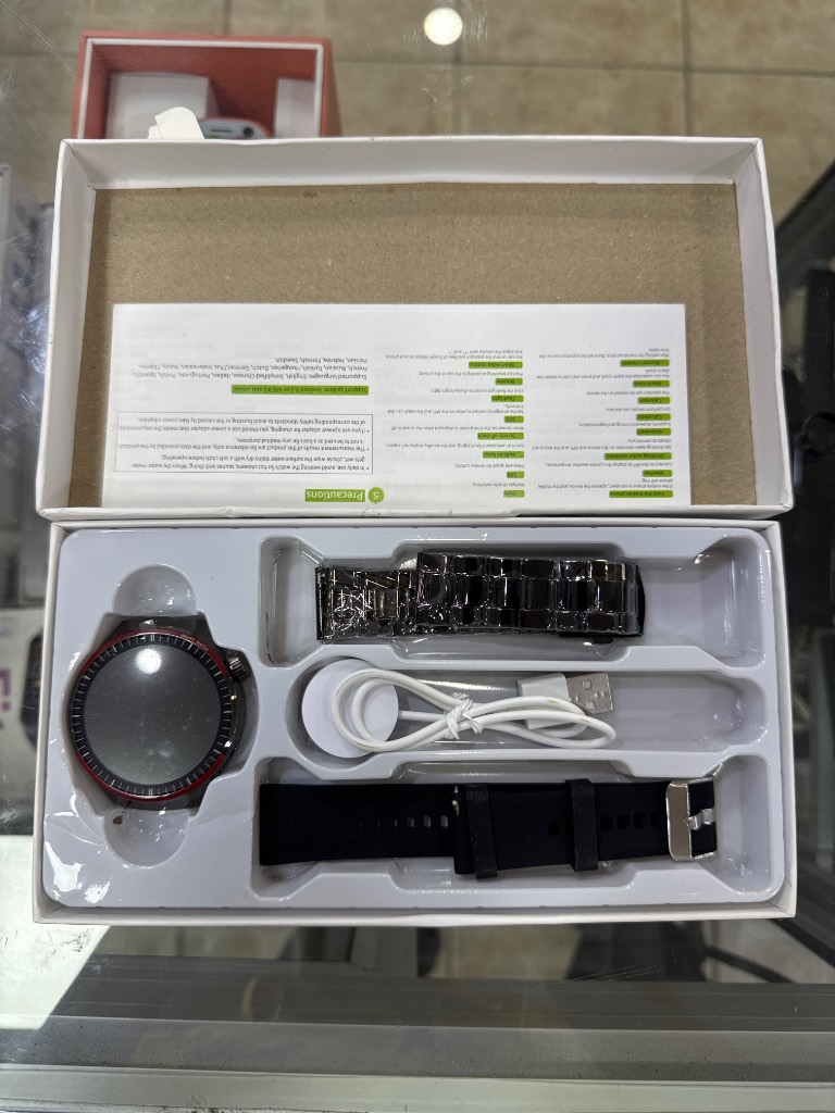 Reloj inteligente con correa de cuero negro